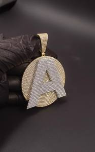 Pendentif Hip Hop en Argent 925 Jaune avec Moissanite Incolore et Diamants Sertis, Design Rond, Idéal pour les Rappers et les Tenues de Soirée - Product Image 5
