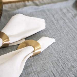 Servilletero Minimalista de Latón Pulido, Diseño Ovalado Escultural Ancho y Trenzado, Porta Servilletas de Metal para una Mesa de Comedor Elegante y de Lujo - Product Image 6