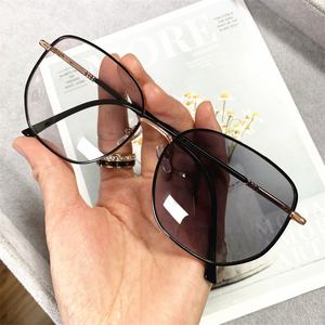 Durable femme femme 2024 grand polygone <span class=keywords><strong>carré</strong></span> alliage <span class=keywords><strong>noir</strong></span> argent photo gris lentilles photochromique <span class=keywords><strong>lunette</strong></span> couleur changeante lunettes - Product Image 4