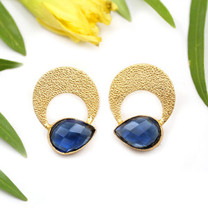 Pendientes de tuerca de cuarzo de tanzanita texturizada en oro, lágrima de cristal azul, joyería llamativa hecha a mano, pendiente circular texturizado en negrita para mujer - Product Image 1