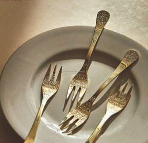 Tenedor de fruta de Metal de diseño hecho a mano grabado decorativo, tenedor seguro para alimentos de diseñador de acero inoxidable (Juego de 4) - Product Image 2
