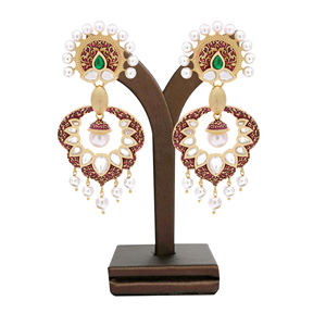 Boucles d'oreilles élégantes traditionnelles plaquées or AD Imitation laiton perle tendance pour les mariages exportation directe - Product Image 1