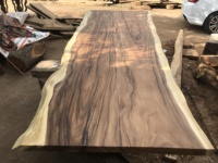 Table à manger de luxe en bois massif avec bord naturel et design Art Déco en métal, en stock, en bois de noyer sud-américain