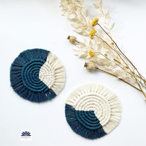 Nouveauté : Ensemble de dessous-de-verre ronds en macramé faits à la main, rose et crème, avec franges, style bohème, en coton - Product Image 6