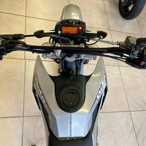 Motocicleta Todoterreno BETAMOTOR MOTARD 4.0 M4 de un Solo Cilindro, Combustible de Gasolina, Cilindrada de 150cc y 200cc, Arranque a Patada - Product Image 2