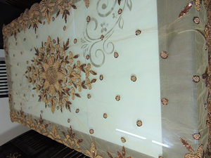 Ensemble table à manger 4 places au design floral moderne Mobilier de salle à manger élégant avec chemin de table brodé et fait à la main - Product Image 5