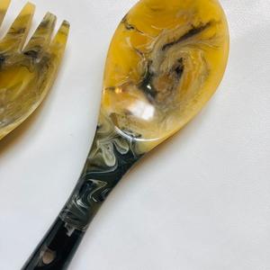 Cuerno y mango de resina Juego de servidores de ensalada Cuchara y tenedor con remolino de agua acrílico y patrón de modelo negro para uso en cocina y hotel - Product Image 3