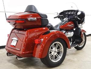 Motocicleta de Turismo de Tres Ruedas FLHTCUTG Tri Glide Ultra 2024, Nueva, 1868 cc, Motocicleta Cruiser de Lujo, 6 Velocidades - Product Image 3