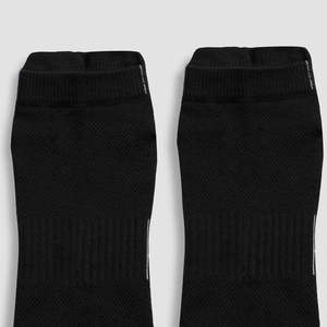 Chaussettes courtes sportives ShieldFlex personnalisables noires, antibactériennes, compressives, respirantes, en fibre de bambou, imprimées, ODM - Product Image 6