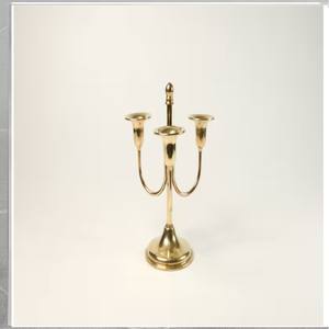 Bougeoir en métal vintage intemporel avec fini antique gracieux pour la décoration intérieure haut de gamme et la configuration de l'ambiance de mariage - Product Image 4