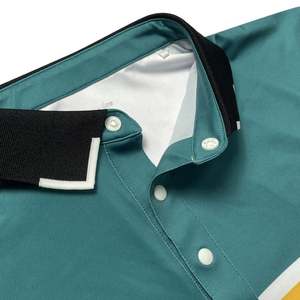 Abrigo de Golf Blanco Handee con Detalles Dorados y Elegante Diseño de Cuello Tipo Capucha - Product Image 4