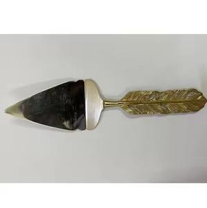 Juego de cuchillo y servidor para pastel de bodas hecho de metal de primera calidad con detalles antiguos - Product Image 4