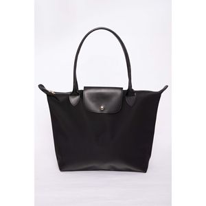กระเป๋าหนังสีดำแบบมีฝาปิด สะพายไหล่หรือถือได้ ของตกแต่งแฟชั่น - Product Image 1