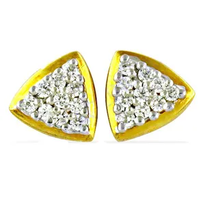 Boucles d'oreilles clous triangulaires tendance plaquées rhodium avec CZ blanc pour la mode féminine - Product Image 2