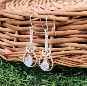 Boucles d'oreilles en pierre de lune renouvelée, laiton plaqué or, bijoux faits à la main vintage, certifiées IGI, Surgyan Saini, saison estivale, mariage - Product Image 3