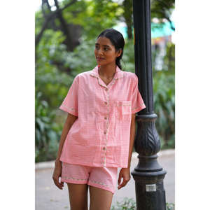 Conjunto de pantalones cortos Pop Pink: tela suave y tejida, ropa cómoda para el verano - Product Image 1