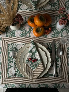 Mantel de Algodón Floral Moderno Hecho a Mano, Elegante y Versátil, en Varios Tamaños, con Diseño Estampado en Bloque, Ideal para Regalos de Acción de Gracias y Navidad - Product Image 4