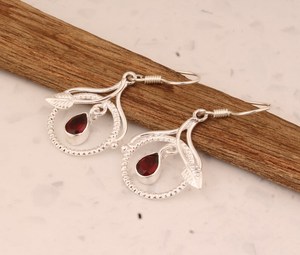 Pendientes de plata granate hechos a mano en estilo círculo y hoja elaborados en plata de ley 925 sólida perfectos para novia o regalo de boda - Product Image 3