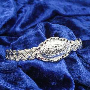 Bracelet torsadé à trois brins en argent sterling 925 gravé à la main avec motif floral - Product Image 1