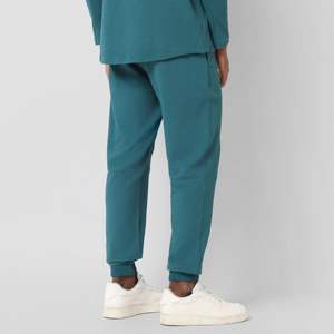 Pantalones de chándal de yoga ecológicos y ligeros para hombre, tejido elástico sostenible diseñado para fitness y uso diario - Product Image 3