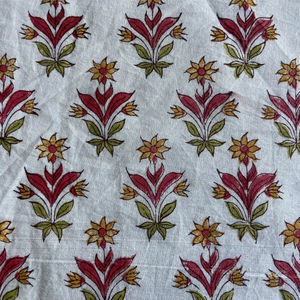 Tela de Algodón Estampada a Mano con Motivos Florales Blancos, Motivo Étnico Tradicional Indio - Product Image 2