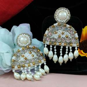 Pendientes colgantes de diseñador para mujer, elegantes hechos a mano con perlas ligeras para fiestas, bodas y ocasiones especiales - Product Image 1