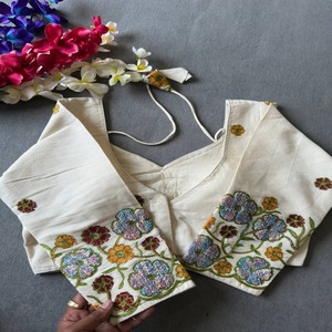 Collection Premium Look élégant Nouvelle variété Khadi Coton avec chemisier brodé au point de chaîne au taux le plus bas - Product Image 1