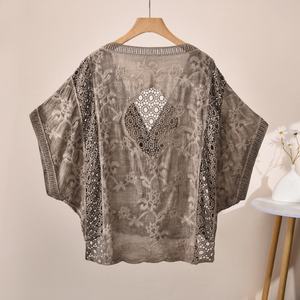 Triveers Cardigan de plage d'été pour femme, col en V, manches chauve-souris, tricoté, dentelle florale brodée, ajouré, 2026 - Product Image 2
