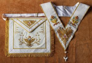 Collection de Régalia Maçonnique Rose-Croix : Collier, Bijoux, Collet, Écharpe, Tabliers et Chapeaux, Régalia Maçonnique Brodée à la Main - Product Image 3