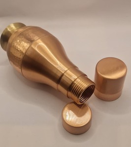 Bouteille d'eau en cuivre de luxe de style antique avec des propriétés curatives naturelles soutenant le bien-être général du corps - Product Image 5