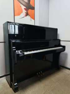 Piano Vertical KAWAI BL71 de Segunda Mano de Japón con Tono Cálido para Compradores Globales - Product Image 1
