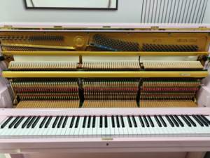 Piano droit classique Yamaha U1E rose, importé du Japon, artisanat supérieur, haute qualité, finition rose, performances fluides - Product Image 5