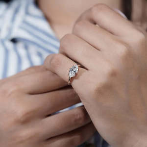 Anillo de Compromiso con Diamante Cultivado en Laboratorio East West, Corte Ovalado con Solitario de 6 Puntas, Certificado IGI - Product Image 6