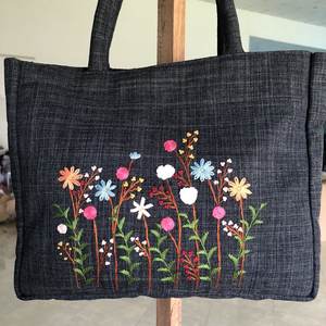 กระเป๋าผ้าใบปักสีดำ - Product Image 2