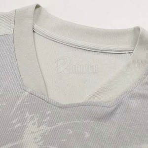 Camiseta de fútbol personalizada, transpirable, de tela que absorbe la humedad, para entrenamiento y torneos. - Product Image 3