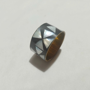 Anneau de serviette en nacre et laiton – Style bohème de haute qualité, écologique, tendance, en stock, pour décoration d'événements et de mariages - Product Image 1