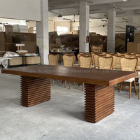 Table de salle à manger en bois massif couleur marron, style rustique, idéale pour la location d'événements et de réceptions en restaurant - Grande Vente