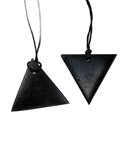 Collier pendentif rectangulaire noir avec incrustation spirale dorée Triskele et main de Hamsa pour la protection Feng Shui - Product Image 3