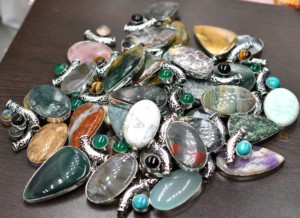 สร้อยคอจี้ทองเหลืองแบบวินเทจทำด้วยมือสำหรับผู้หญิงเทรนด์ยอดนิยมผสมอัญมณีธรรมชาติหลากหลายธีมคริสเตียนสำหรับแฟชั่น - Product Image 2