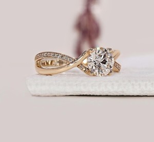 Anillo de Diamante Cultivado en Laboratorio de 1.10 CTtw, Certificado IGI, Oro Amarillo de 14K, Claridad VVS2, Chapado en Rodio, Joyería Nupcial de Lujo al por Mayor - Product Image 2