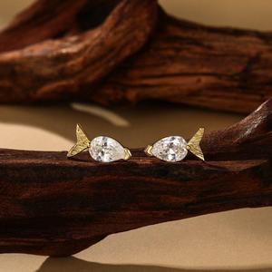 Boucles d'oreilles clous Jeulia Playful Fish Birthstone - Bijoux tendance et mignons en acier inoxydable - Product Image 4