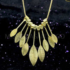 Vente en gros de collier en laiton plaqué or fait à la main design multi-feuilles chaîne à maillons tendance avec motif de clé en croix diamant perle principale - Product Image 2