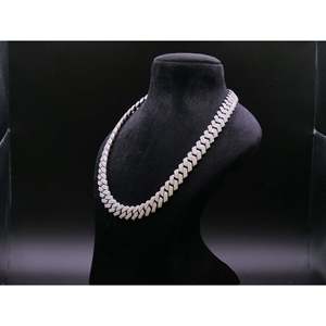 สร้อยคอแบบ Cuban Link ชุบโรเดียมประดับเพชรซิร์คอนเต็มเส้น พร้อมหินเพทายแบบ Iced Pave สีเงิน - Product Image 1