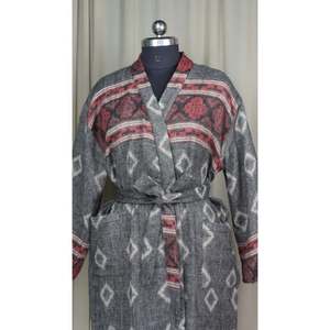 Robe-cardigan en mélange de laine de yak pour femme, imprimé losanges, confortable et chaude, vêtement d'intérieur d'hiver avec poches, manteau de maison gris - Tissu tissé ODM - Product Image 2