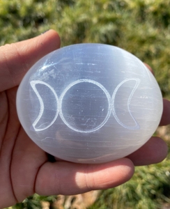Piedra de selenita grabada, cristal ideal para todo tipo de energía, también ayuda a calmar el sueño - Product Image 2