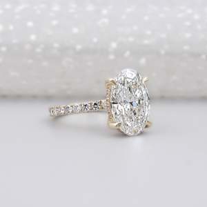 Anillo de Compromiso con Halo Oculto de Corte Ovalado Certificado por IGI con Banda de Diamantes Redondos en Pavé - Product Image 2