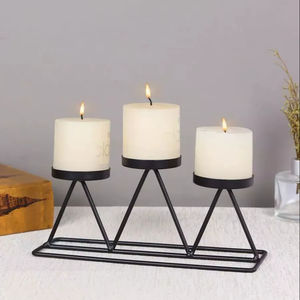 Portavelas de metal decorativo tradicional con detalles grabados adecuado para festivales, bodas y eventos familiares - Product Image 1