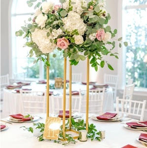 Hermoso y elegante centro de mesa de boda con un soporte de metal de estilo antiguo hecho a mano para una decoración de mesa de alta calidad - Product Image 1