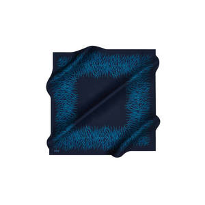 Écharpe en satin bleu marine à imprimé numérique avec motif de feuilles pour le printemps et l'été - Product Image 1
