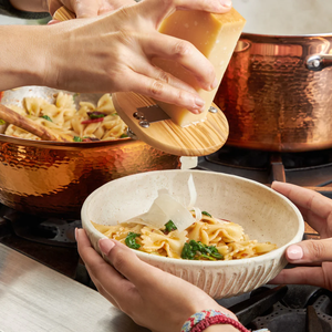 Planche à découper en bois d'olivier naturel avec poignée planche à découper de cuisine rustique antibactérienne sans danger pour les aliments pour servir vente en gros - Product Image 5